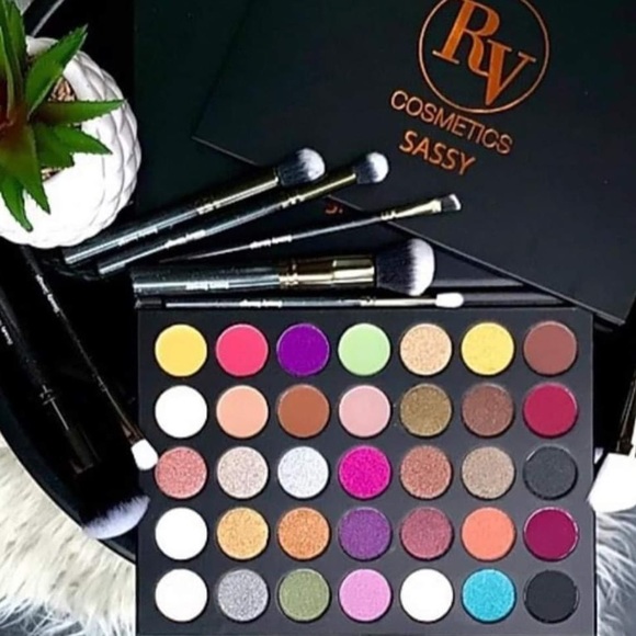 Sassy 35 eyeshadow palette - Picture 1 of 4